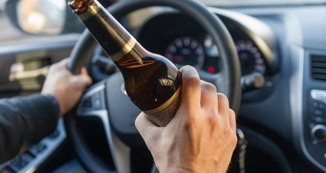На Сахалине пьяный полицейский сбил девушку, которая вышла из машины после другой аварии. Она погибла