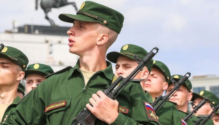 В Госдуме дали «задний ход» поправкам, разрешающим брать выпускников школ на службу по контракту