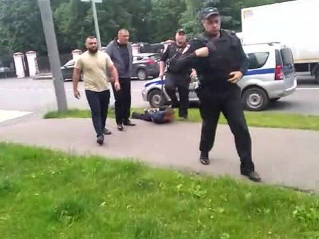 Задержание напавшего с ножом на двух бездомных у храма мужчины попало на видео