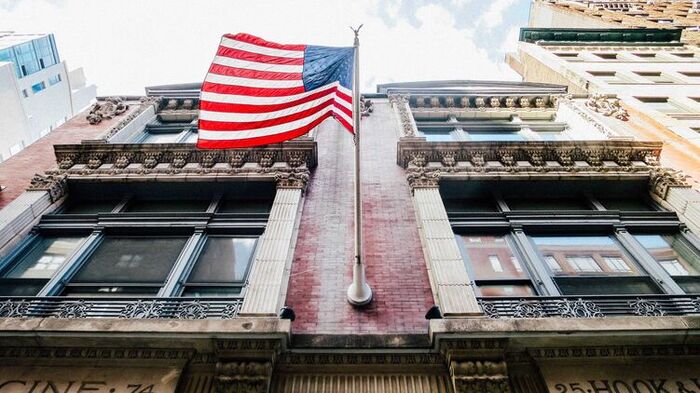Доля граждан США, гордящихся тем, что они американцы, упала до рекордно низкого уровня