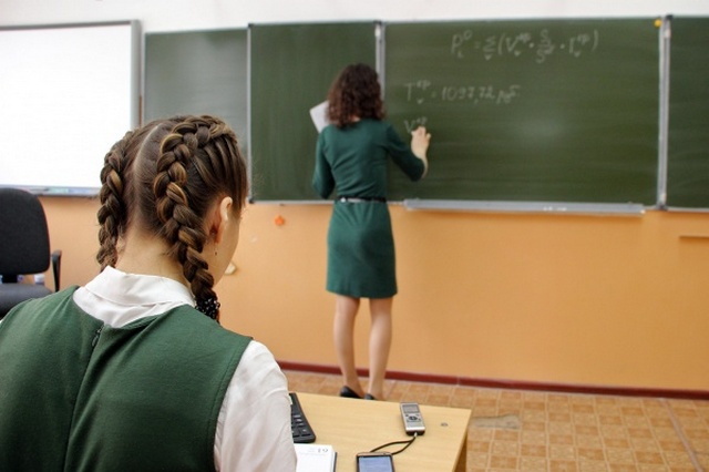 В России дефицит учителей: условия труда тяжелые, зарплаты — низкие, престиж профессии упал