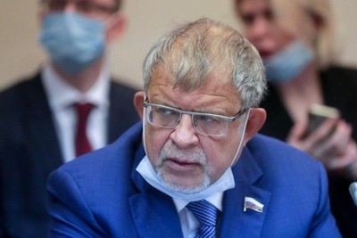 Депутаты в окружении врагов.