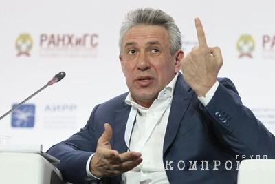 При убытках госкорпорации в 2,1 млрд руб. за полгода ее начальник выписал себе и замам 214 млн руб