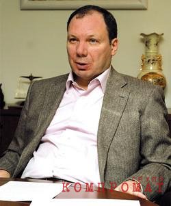 Бывший советник гендиректора НКК (ныне "Смарт холдинг") получил 10 лет за заказ уголовных дел на совладельца ИТ-компании, его сына и жену