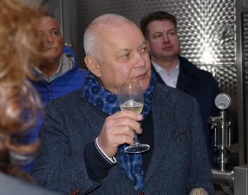 Александр Столяров разливает из банка "Россия".