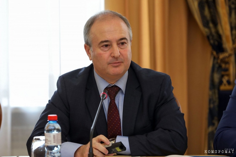 Взятки, аферы с документами и травля докторов