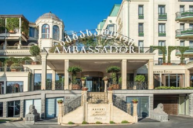 В центре Тбилиси полыхает отель 5 звезд  Ambassadori Tbilisi Hotel
