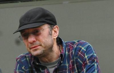 Схватили за яйцо.