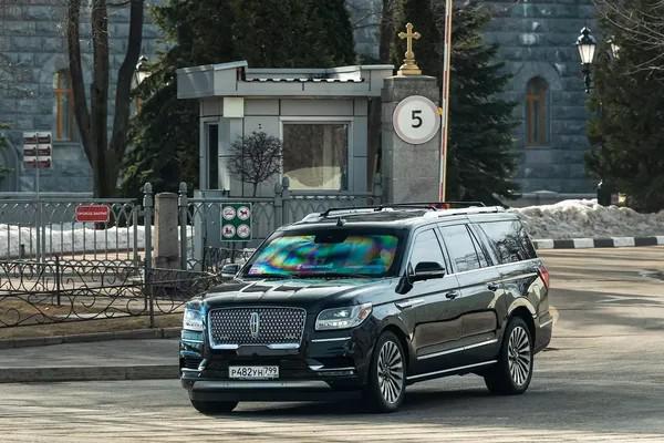 Патриарха Кирилла прикроет новый броневик.