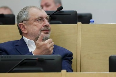 Депутаты в окружении врагов.