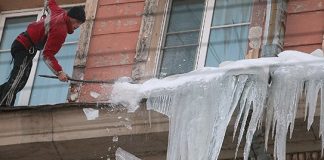 Смольный признал, что не может справиться со снежно-ледяной катастрофой