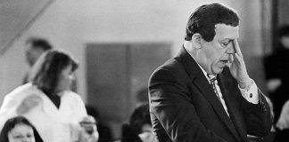 «Мелькнуло лезвие, вскоре лицо залилось кровью»