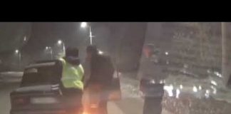Видео: Пьяный водитель в Назарово поджёг свою машину на глазах у полицейских