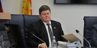 Бывшему заместителю председателя городской думы Воронежа дали 2 года заключения в условиях колонии за обман парламентария Жукова с переизбранием: оказывать помощь не намеревался, но миллион возвратил