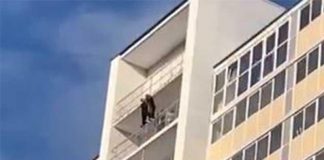 Четыре школьницы в Иркутске забрались на перила балкона 17 этажа ради видео в соцсетях