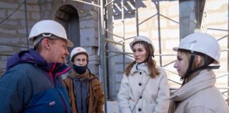 Cтуденты-реставраторы посмотрели, как строители воссоздают облик Курбатовских бань