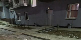 После стиралки — стулья и плитка. Красноярцы снова начали выкидывать вещи из окон