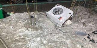 Ссора пары из Красноярска закончилась выброшенной из окна стиральной машиной. Фото