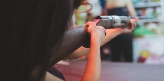 Убила отца и кричала, что рожать должны мужчины. Подробности стрельбы в детсаду в Красноярске