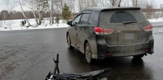 В Лоскутово мопед под управлением подростка врезался в иномарку