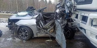 Видео: КамАЗ раздавил легковушку под Красноярском. Погибла женщина-водитель