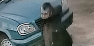 Видео: серийный мошенник украл $1 тысячу у пенсионерки из Ачинска