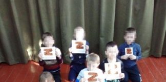В Красноярском крае детей поставили на колени и сфотографировали со знаком «Z»