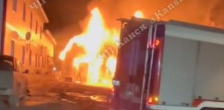В промзоне Канска загорелся гараж с техникой. Видео
