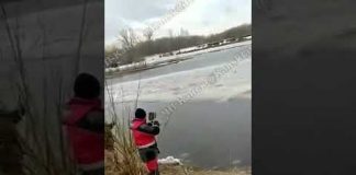 «Кое-как выбрались». В Канске оторвалась и уплыла льдина с толпой рыбаков. Видео