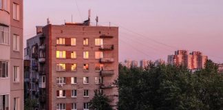 12-летняя девочка погибла, выпав из окна в Красноярске