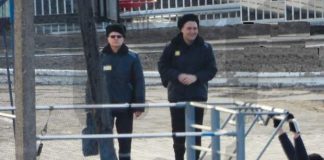 «Сечин указал на сумку и предложил её взять»