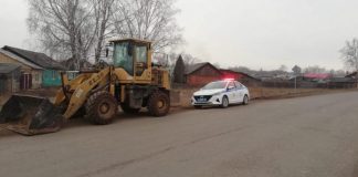 9-летнего мальчика поймали за рулём погрузчика в Красноярье. Он поехал по просьбе отца