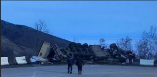 Большегруз с фруктами перевернулся в Слюдянском районе