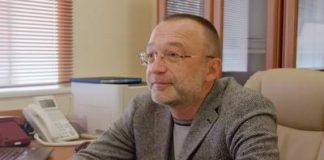 Евгения Кирсанова ведут на посадку.