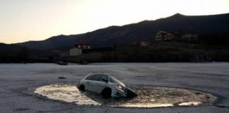 Cruiser провалился под лёд Байкала