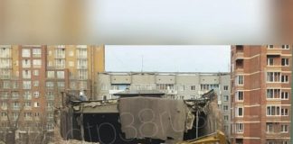 Экскаватор упал при разборе кинотеатра «Чайка»