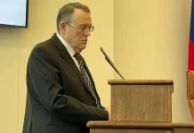 Красноярский депутат подарил швабру омбудсмену, отрицавшему информацию о пытках в колониях