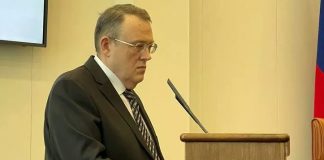 Красноярский депутат подарил швабру омбудсмену, отрицавшему информацию о пытках в колониях
