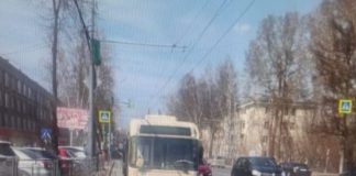 В салоне томского троллейбуса упала 66-летняя пассажирка. Полиция ищет очевидцев