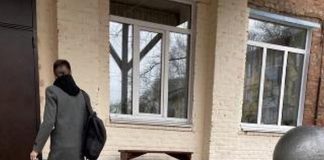 В Шелехово учеников одной из школ заставляют мыть обувь на крыльце