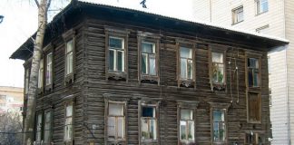 В Томске горел «дом за рубль» на улице Савиных. Его восстановление уже завершалось
