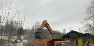 В Томске начали демонтаж нескольких расселённых домов