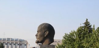 В Улан-Удэ испортили баннер с буквой Z, прикрепленный к памятнику Ленину