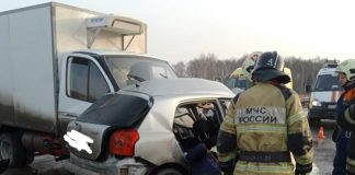 Вблизи Томска утром 5 апреля столкнулись два автомобиля. В аварии зажало человека