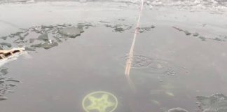 Видео: «Нива» провалилась под лёд на Красноярском водохранилище