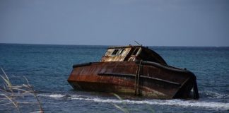 В Енисее нашли два полузатонувших судна. Топливо из них могло попасть в реку