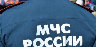Женщина-водитель выехала на лёд Байкала и врезалась в скалу