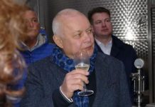 Александр Столяров разливает из банка «Россия».