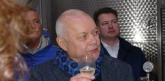 Александр Столяров разливает из банка «Россия».
