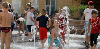 Аномальная жара – аномальные меры: Дети устроили массовые купания